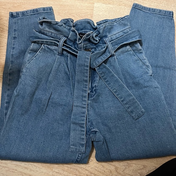 Who What Wear Paper Bag Waist Jeans Tapered Leg Tie Belt Light Wash Size 2 - Picture 3 of 5